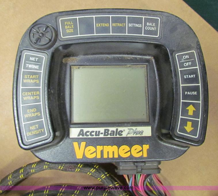 image for item B7266 2001 Vermeer 604XL round baler