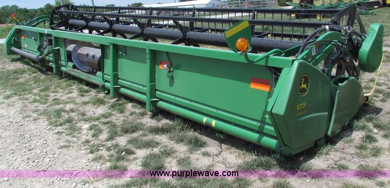 image for item B7268 2004 John Deere 630F header