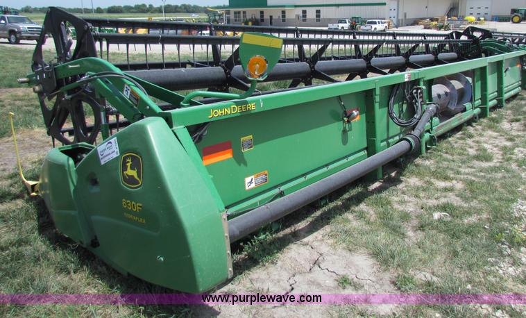 image for item B7268 2004 John Deere 630F header