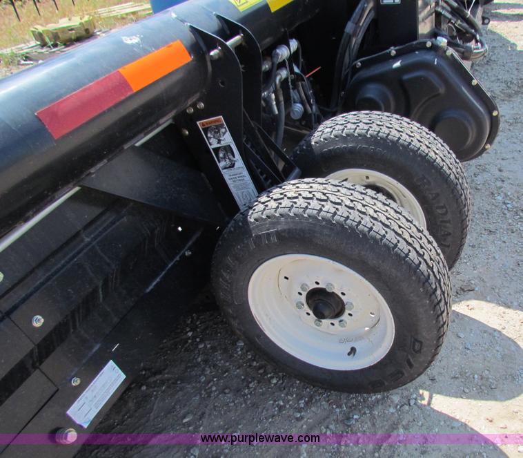 image for item B7270 2009 Mac Don FD70 FlexDraper 30' header