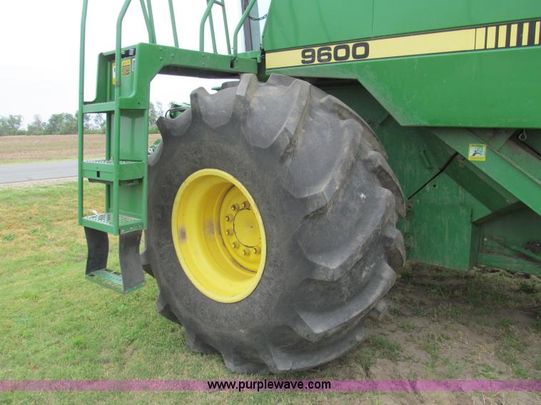 image for item D3227 1991 John Deere 9600 RWA combine