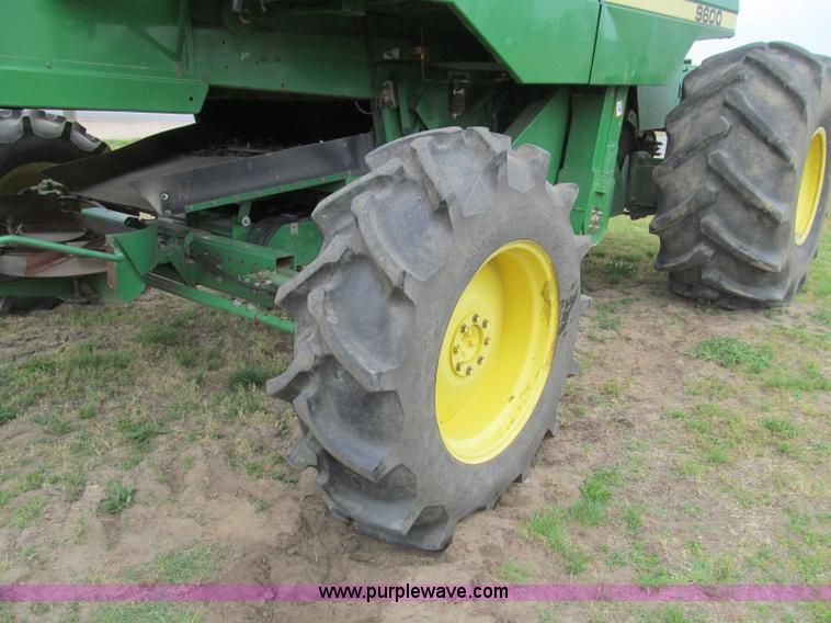 image for item D3227 1991 John Deere 9600 RWA combine