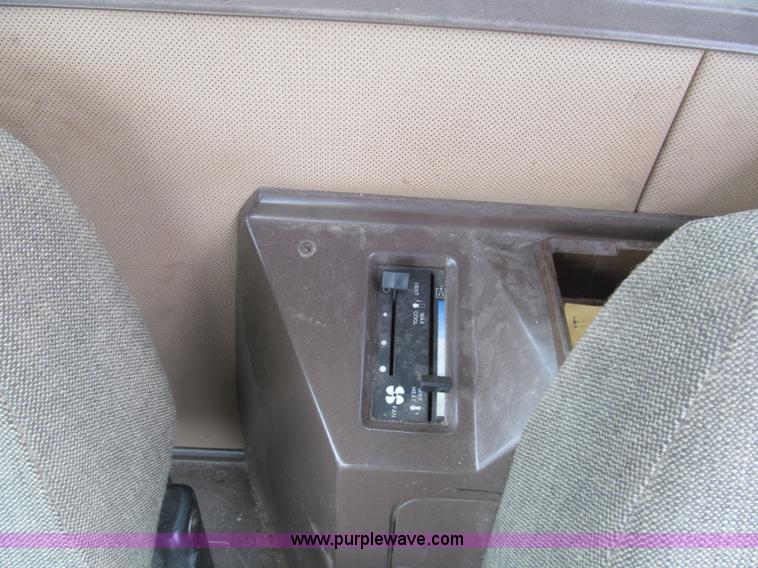 image for item D3227 1991 John Deere 9600 RWA combine