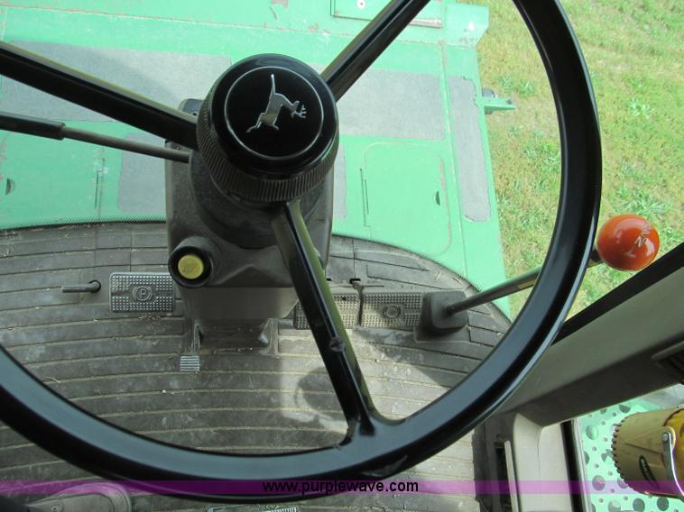 image for item D3227 1991 John Deere 9600 RWA combine