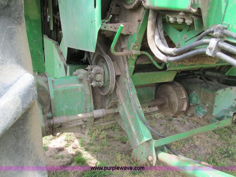 image for item D3227 1991 John Deere 9600 RWA combine