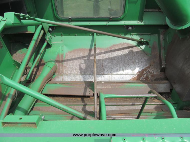 image for item D3227 1991 John Deere 9600 RWA combine