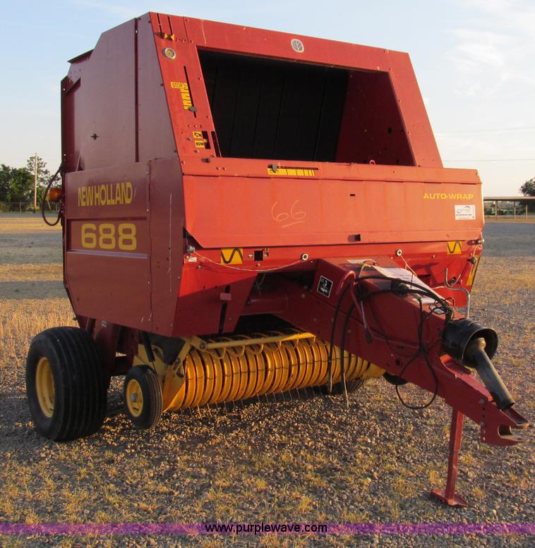 image for item D3233 2002 New Holland 688 round baler