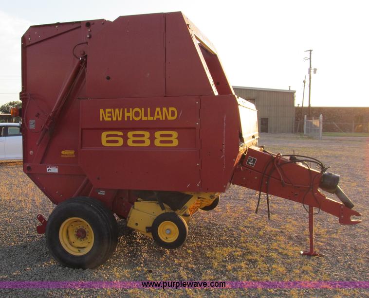 image for item D3233 2002 New Holland 688 round baler