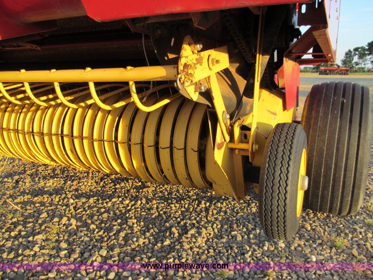 image for item D3233 2002 New Holland 688 round baler