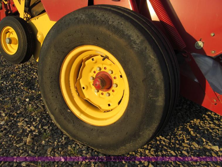 image for item D3233 2002 New Holland 688 round baler