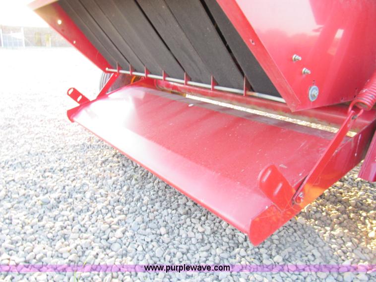 image for item D3233 2002 New Holland 688 round baler