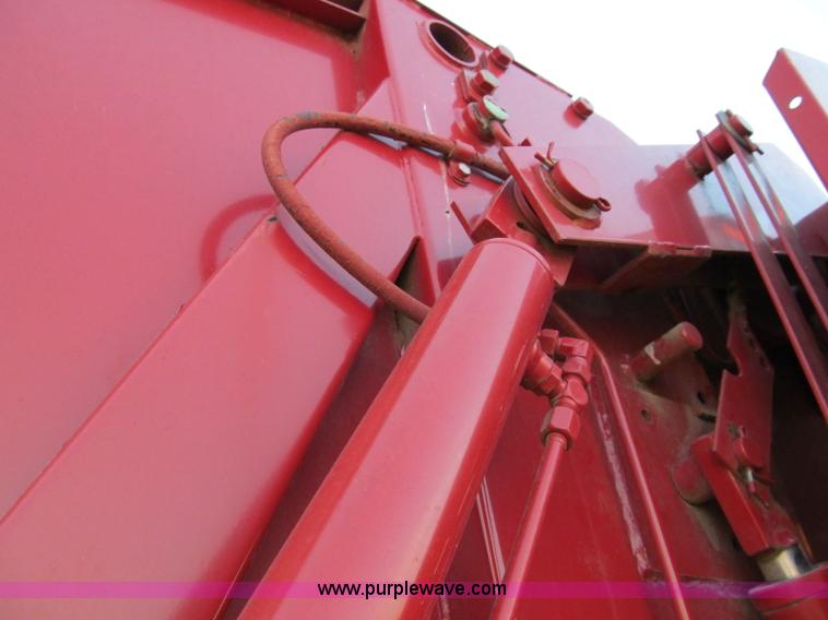 image for item D3233 2002 New Holland 688 round baler