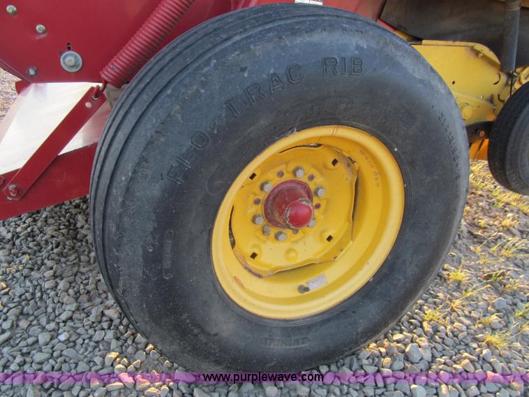 image for item D3233 2002 New Holland 688 round baler