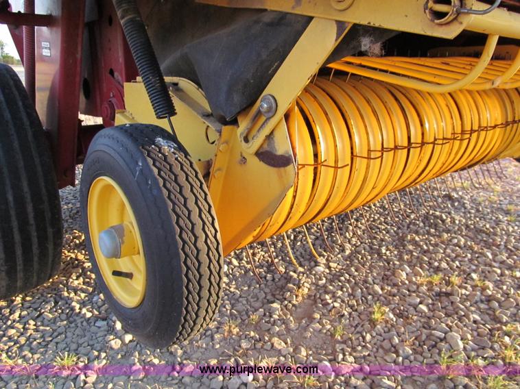 image for item D3233 2002 New Holland 688 round baler