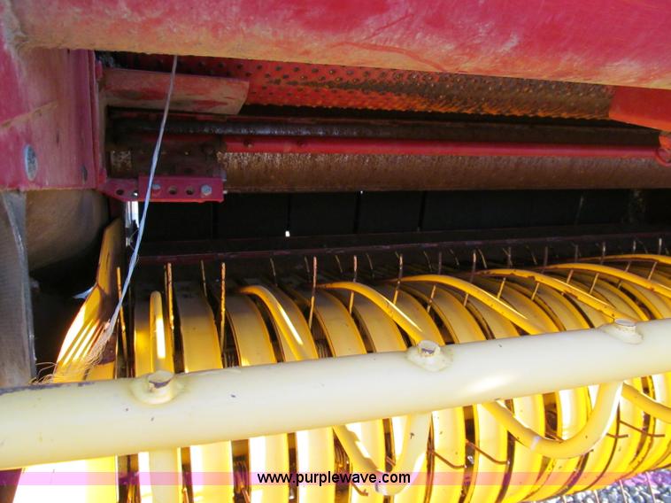 image for item D3233 2002 New Holland 688 round baler