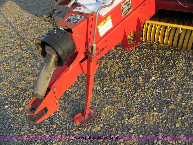 image for item D3233 2002 New Holland 688 round baler