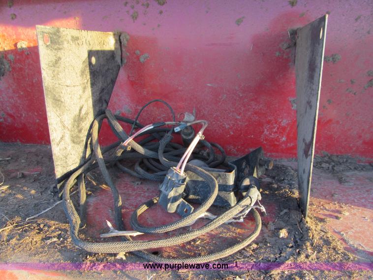 image for item D3233 2002 New Holland 688 round baler