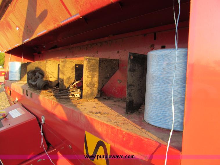 image for item D3233 2002 New Holland 688 round baler