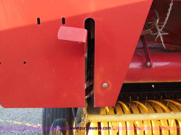 image for item D3233 2002 New Holland 688 round baler