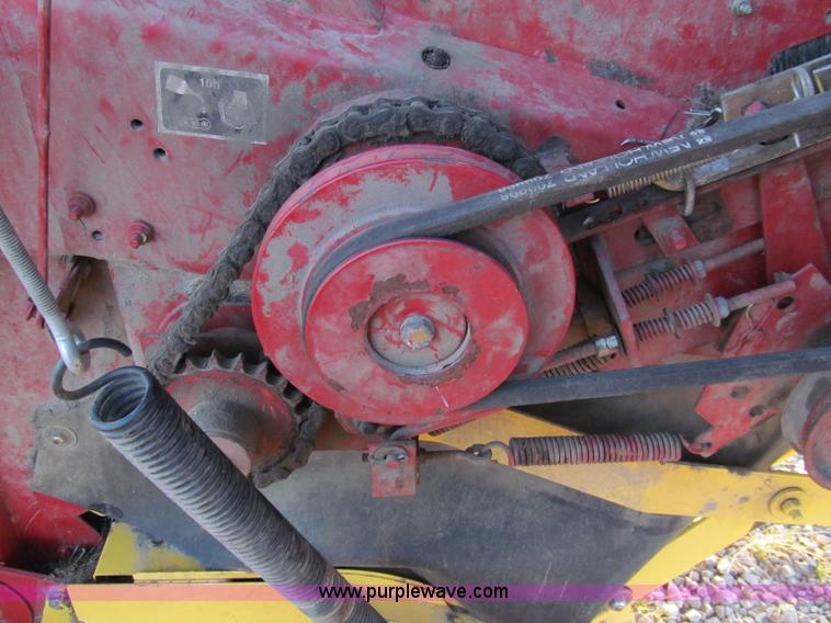 image for item D3233 2002 New Holland 688 round baler