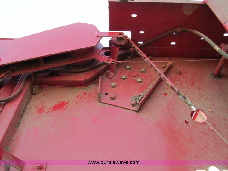 image for item D3233 2002 New Holland 688 round baler