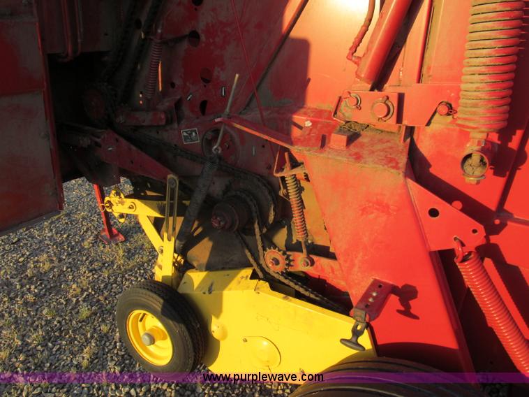 image for item D3233 2002 New Holland 688 round baler