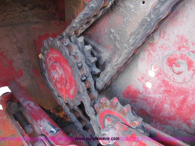 image for item D3233 2002 New Holland 688 round baler