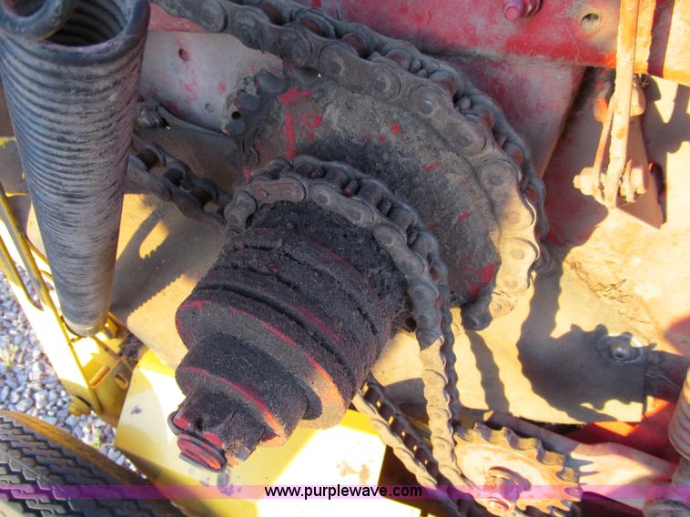 image for item D3233 2002 New Holland 688 round baler