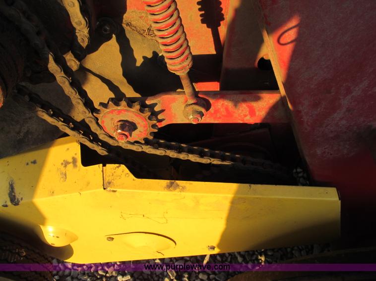 image for item D3233 2002 New Holland 688 round baler