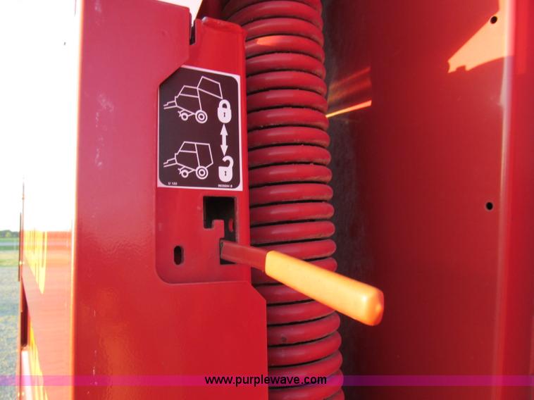 image for item D3233 2002 New Holland 688 round baler