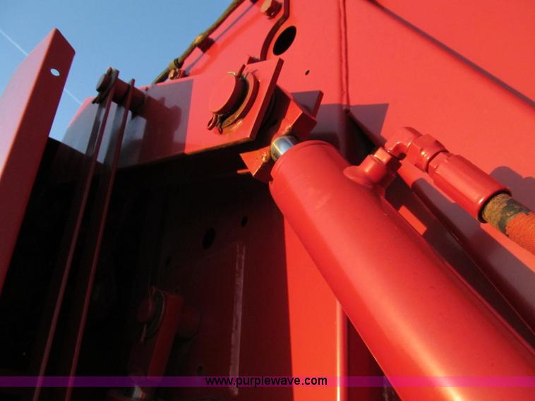 image for item D3233 2002 New Holland 688 round baler