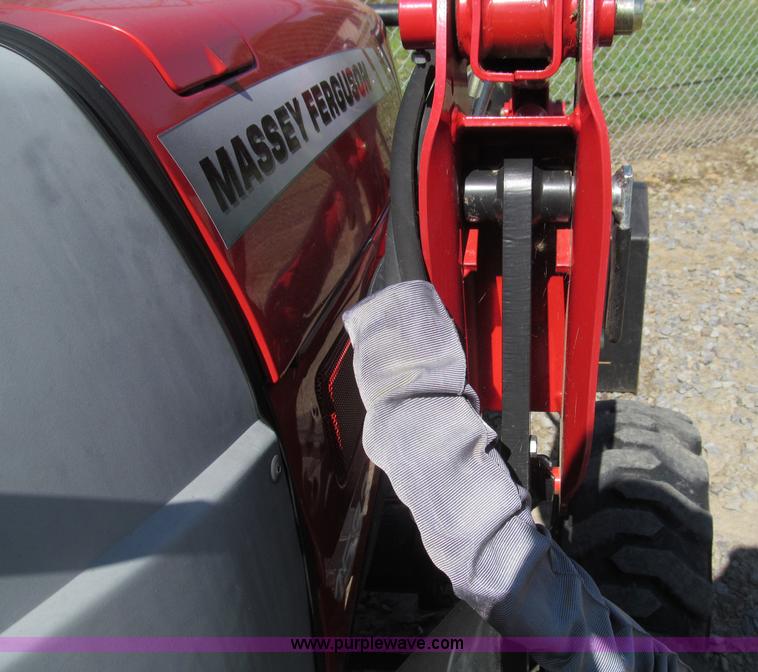 image for item D3240 2008 Massey-Ferguson 1533 MFWD tractor