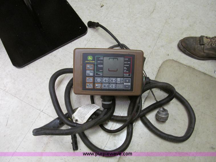 image for item D3242 1993 John Deere 535 round baler