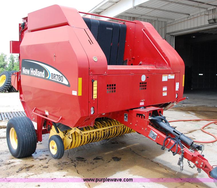 image for item D3244 2009 New Holland BR780 round baler