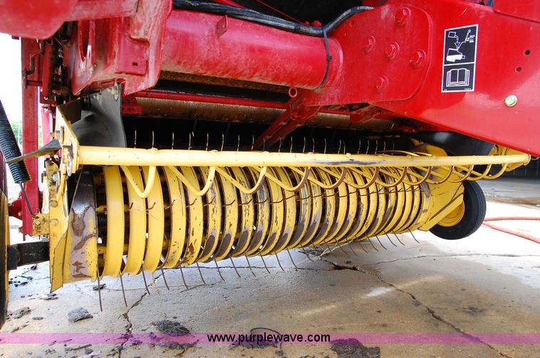 image for item D3244 2009 New Holland BR780 round baler