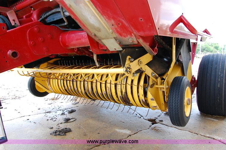 image for item D3244 2009 New Holland BR780 round baler