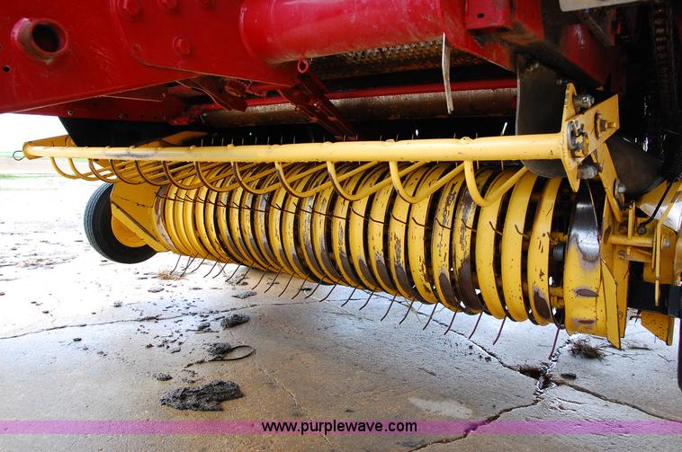 image for item D3244 2009 New Holland BR780 round baler