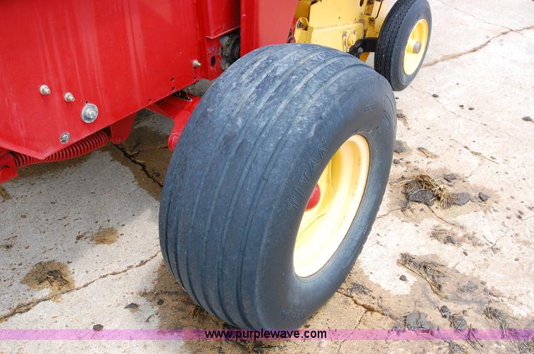 image for item D3244 2009 New Holland BR780 round baler