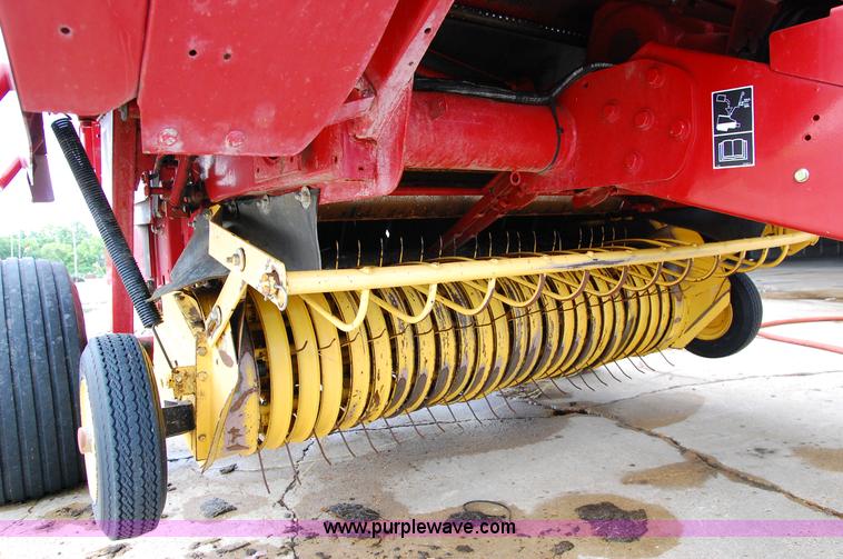 image for item D3244 2009 New Holland BR780 round baler