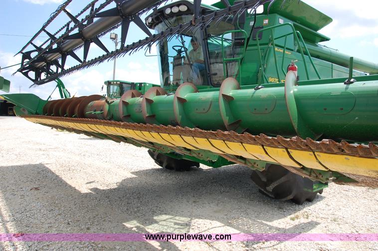 image for item D3245 2006 John Deere 630F 30' flex platform header