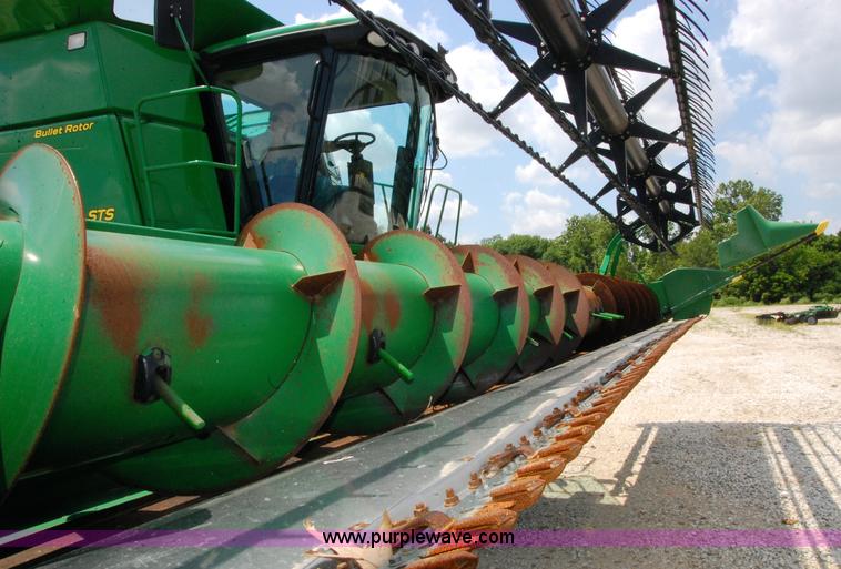 image for item D3245 2006 John Deere 630F 30' flex platform header