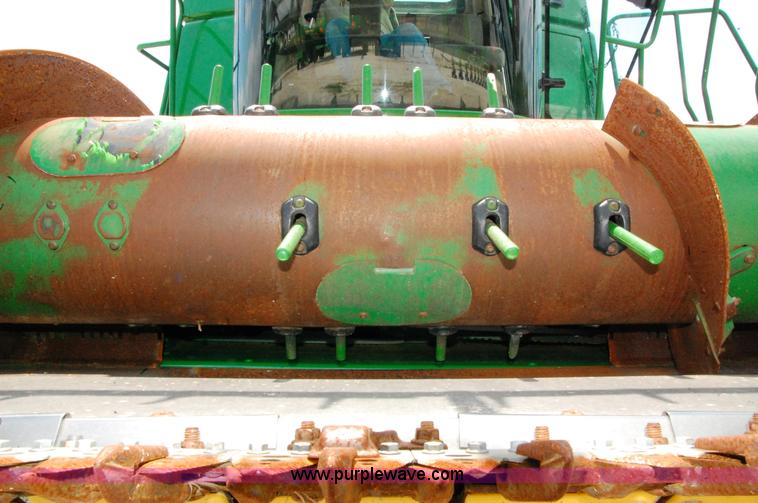 image for item D3245 2006 John Deere 630F 30' flex platform header