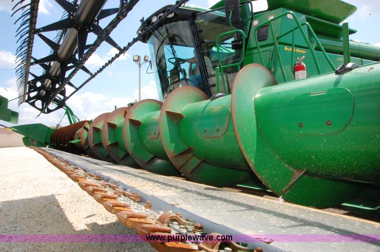 image for item D3245 2006 John Deere 630F 30' flex platform header