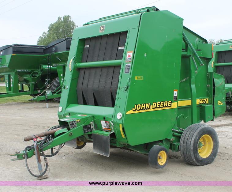 image for item D7899 2001 John Deere 567 round baler