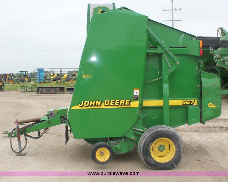 image for item D7899 2001 John Deere 567 round baler