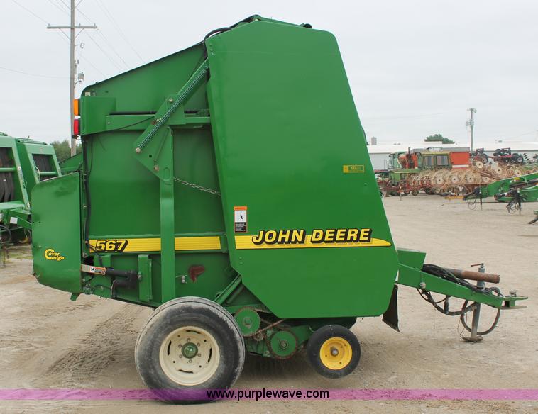 image for item D7899 2001 John Deere 567 round baler