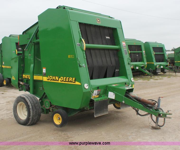 image for item D7899 2001 John Deere 567 round baler