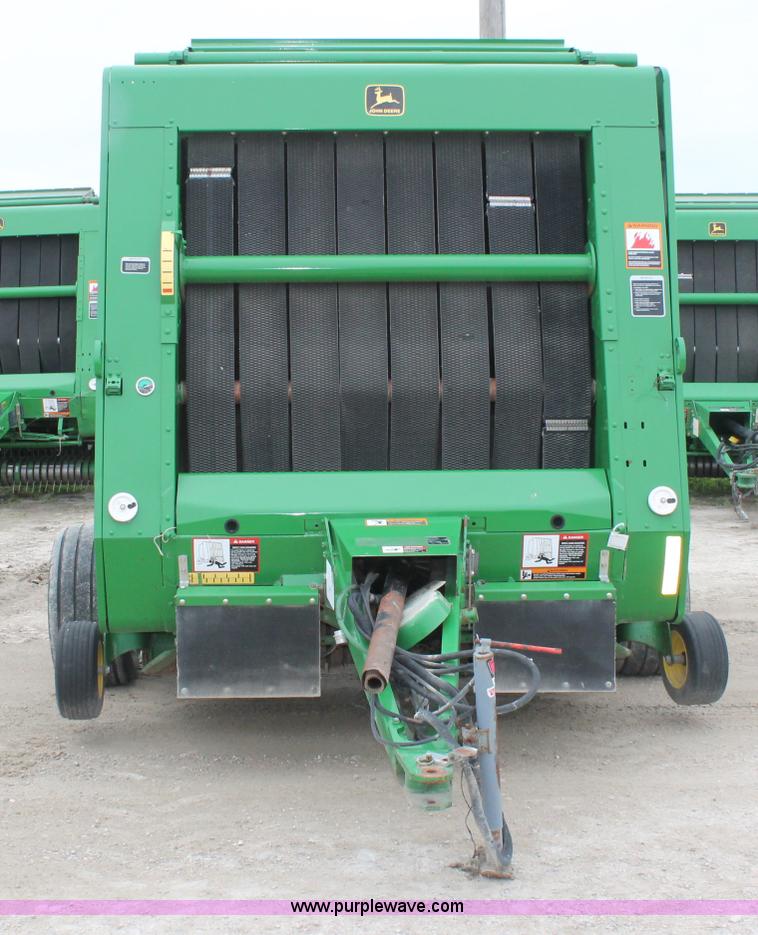 image for item D7899 2001 John Deere 567 round baler