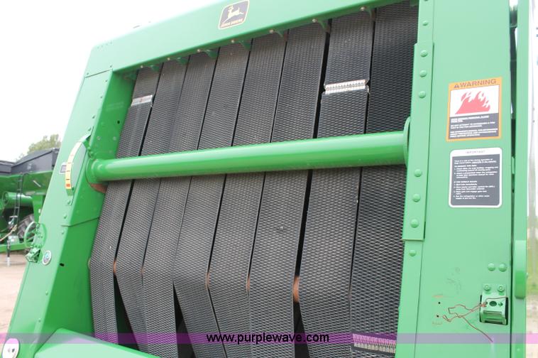 image for item D7899 2001 John Deere 567 round baler