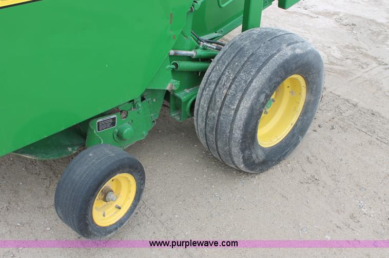 image for item D7899 2001 John Deere 567 round baler